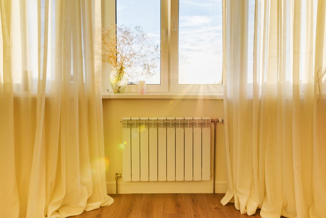 Dispositif de chauffage placé sous la fenêtre