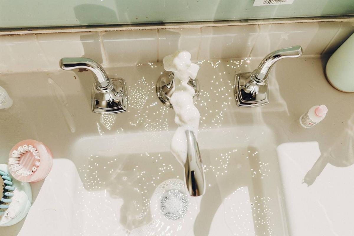 J'ai testé une astuce de nettoyage avec de la mousse à raser et mes miroirs brillent